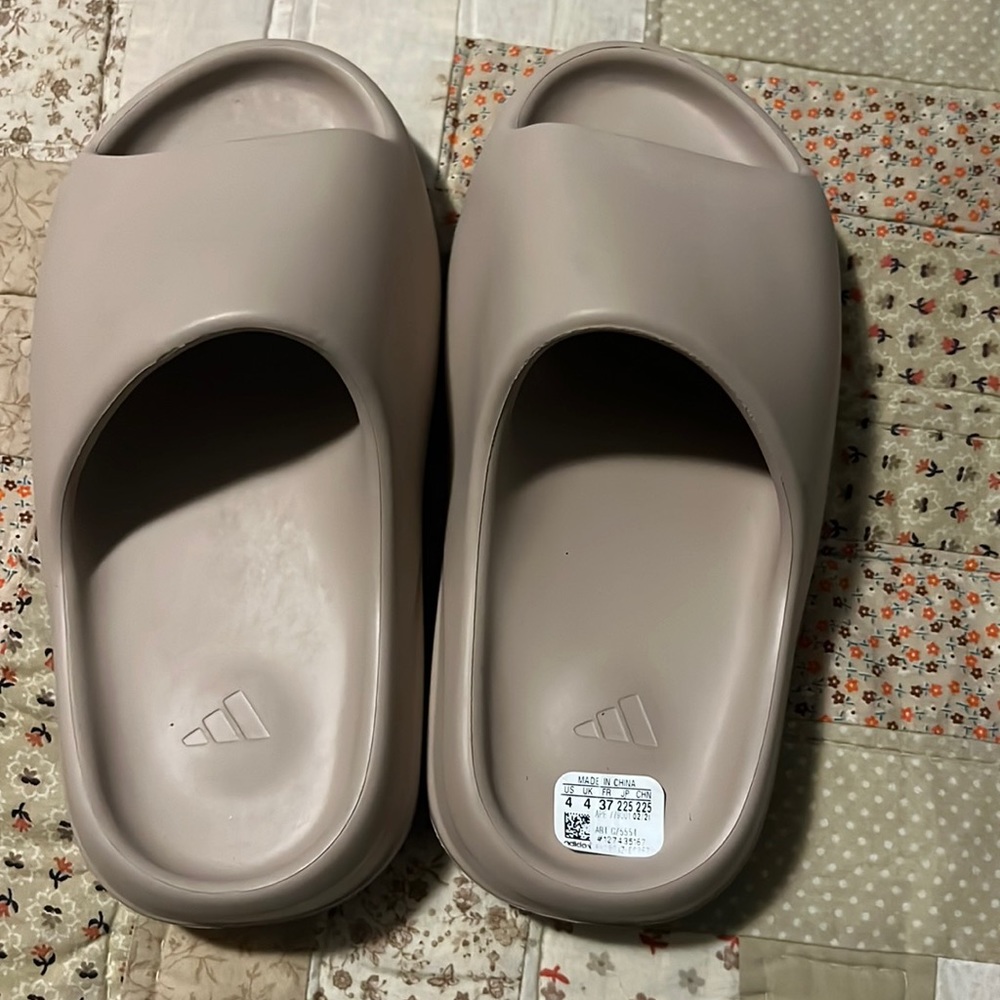 Yeezy slides size 4